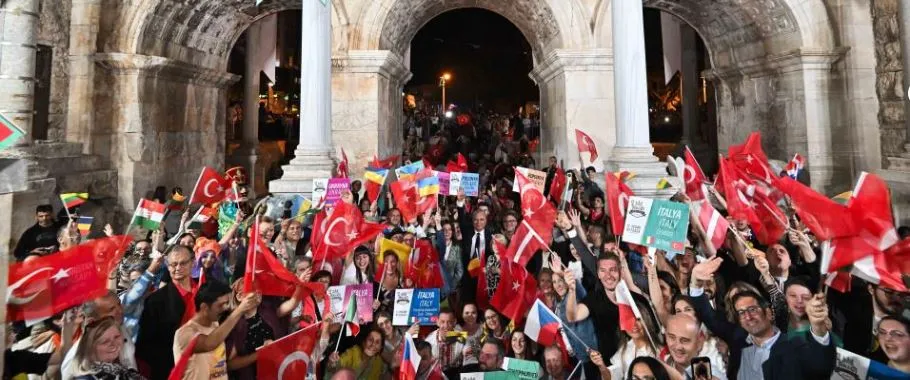 ANTALYA SOKAKLARINDA KALEİÇİ OLD TOWN FESTİVALİ KORTEJİ 