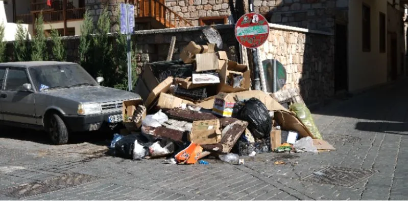 TURİSTİK BÖLGEYE BAKIN.. KALEİÇİ’NDEKİ ÇÖP DAĞLARI İSYAN ETTİRDİ