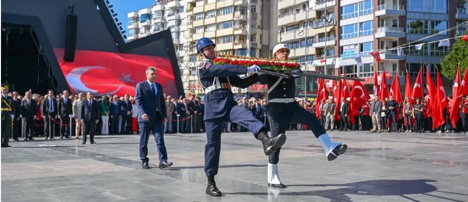 ANTALYA’DA CUMHURİYET KUTLAMALARI ÇELENK SUNUMUYLA BAŞLADI