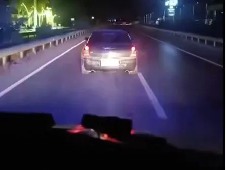 YOLU KAPATIP AMBULANSA GEÇİT VERMEDİ