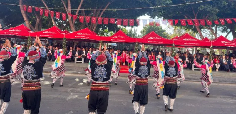 ANTALYALILARIN 29 EKİM COŞKUSU.. ‘HAİNLERE İNAT DAHA FAZLA ÇALIŞACAĞIZ’