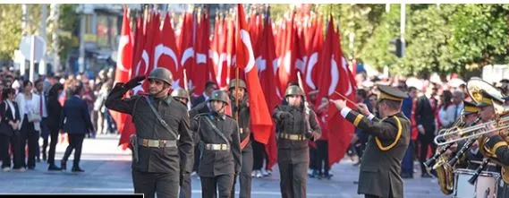 EL YAPIMI OLARAK ÜRETİLEN TARİHİ TÜRK BAYRAĞI ÖNÜNDE CUMHURİYET BAYRAMI