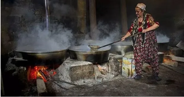 ANTALYA SICAĞINDA KAZANLAR YAKILDI.. TAM 40 HASTALIĞA ŞİFA KAYNAĞI