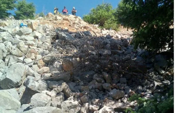 TUVALET İÇİN YOL KENARINDA DURDU UÇURUMA YUVARLANDI