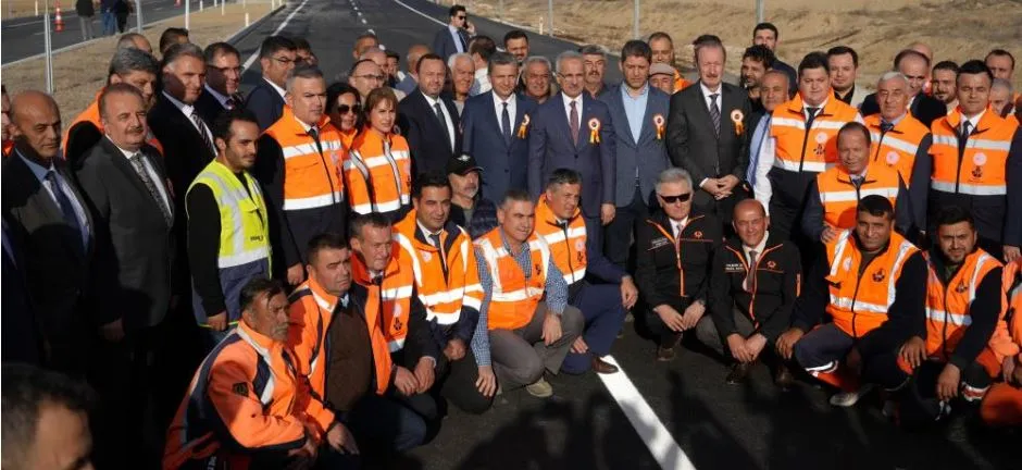 BAKAN URALOĞLU DUYURDU.. ‘ANTALYA’DA YOLLARIN YAPIMINA DEVAM EDİLİYOR’