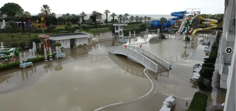 MANAVGAT’TA DERE TAŞTI, OTELİ SU BASTI.. 500 TURİST TAHLİYE EDİLDİ