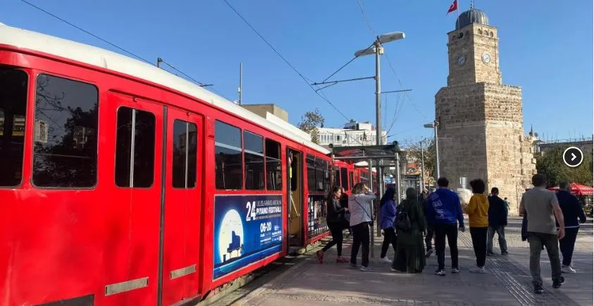 ANTALYA’DA NOSTALJİK TRAMVAY YOLCULARINA CANLI PİYANO RESİTALİ