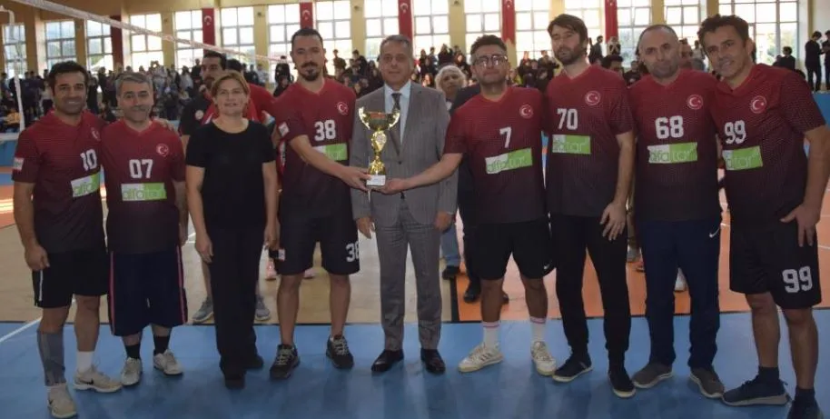 AKSU’DA ÖĞRETMENLERİN VOLEYBOL TURNUVASINI AKSU FEN LİSESİ KAZANDI