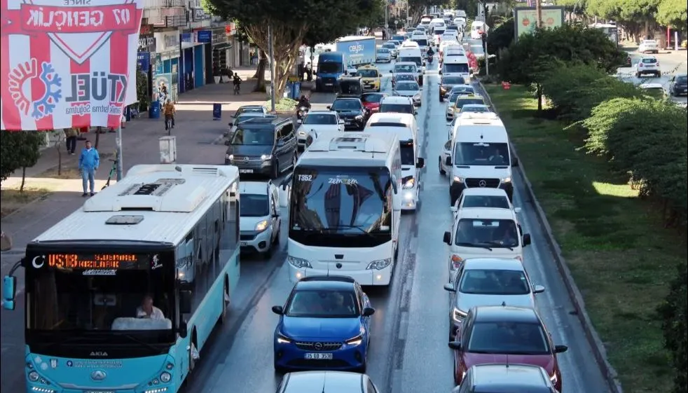 BÖYLE TEŞEKKÜR MÜ OLUR.. ANTALYA’DA TRAFİĞİ TIKADILAR EZİYET ÇEKTİRDİLER