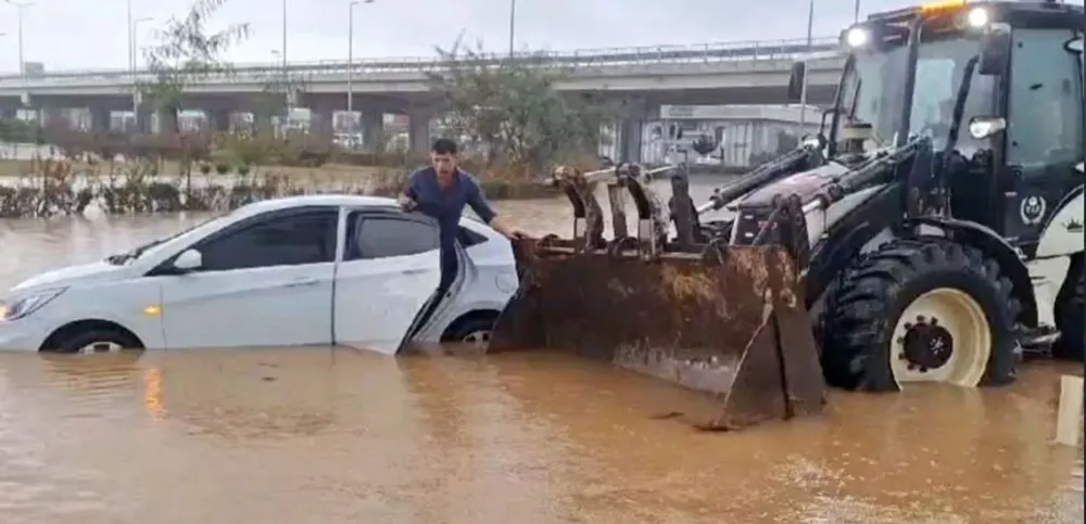 ANTALYA’YI YİNE SEL VURDU.. MAHSUR KALAN 236 KİŞİ KURTARILDI