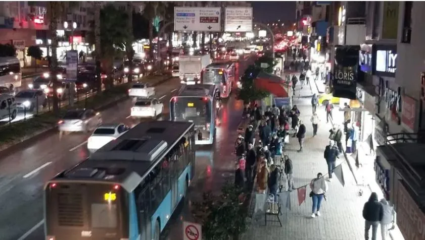 ANTALYA’DAKİ SAĞANAK YAĞIŞ NEDENİYLE TRAFİKTEKİ ANA DAMARLAR TIKANDI