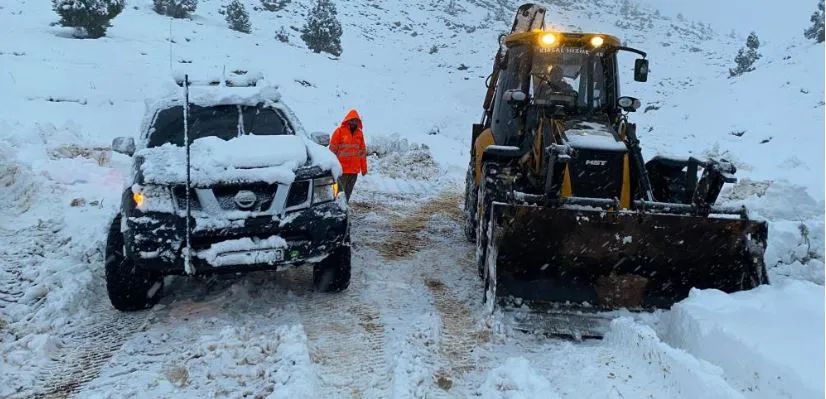 ANTALYA’DA KARDA MAHSUR KALAN ARAÇLAR KURTARILDI