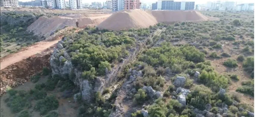 TONLARCA KUM VE ÇAKIL YIĞILDI.. ANTALYA’DA BU ANTİK YOLU KİM KORUYACAK?