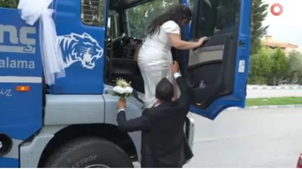 DAMAT GELİNİ NİKAH MASASINA VİNÇLE GETİRDİ