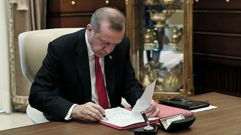 ERDOĞAN DÖRT BAKAN YARDIMCISINI GÖREVDEN ALDI