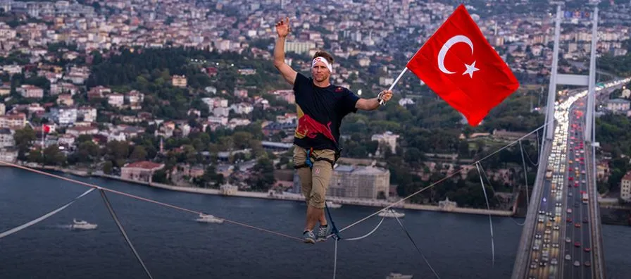 ESTONYALI AKROBAT HALAT ÜZERİNDE 15 TEMMUZ KÖPRÜSÜ’NÜ GEÇTİ