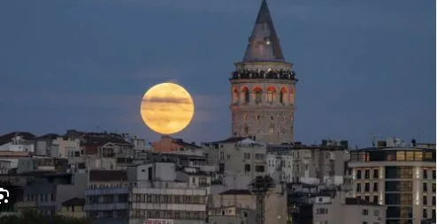 GÖKYÜZÜNDE GÖRSEL ŞÖLEN.. YILIN SON AY TUTULMASI GERÇEKLEŞTİ