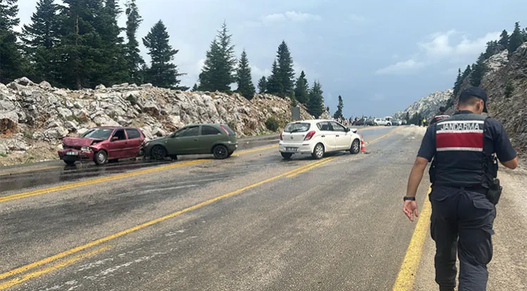 AKSEKİ’DE 9 ARAÇLI ZİNCİRLEME KAZA.. 10 YARALI