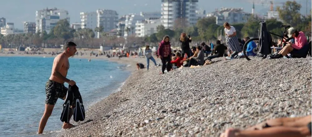 ANTALYA’DA KARLA KAPLI DAĞLARIN GÖLGESİNDE DENİZ VE GÜNEŞ KEYFİ