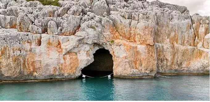 ANTALYA’DA AKDENİZ FOKLARININ YUVASI İKİ MAĞARAYA ZİNCİRLİ KORUMA