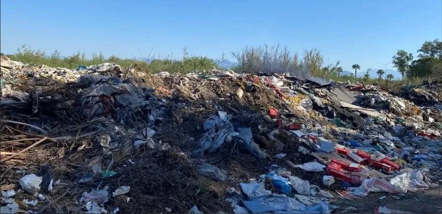 ANTALYA’DA TATİL CENNETİ ÇÖPLÜK YUVASINA DÖNDÜ.. ‘NEREDE BU BELEDİYE?’