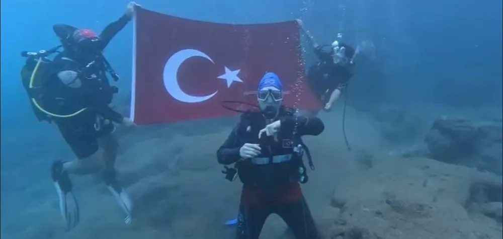 ALANYA’DA DENİZİN ALTINDA İŞARET DİLİYLE İSTİKLAL MARŞI