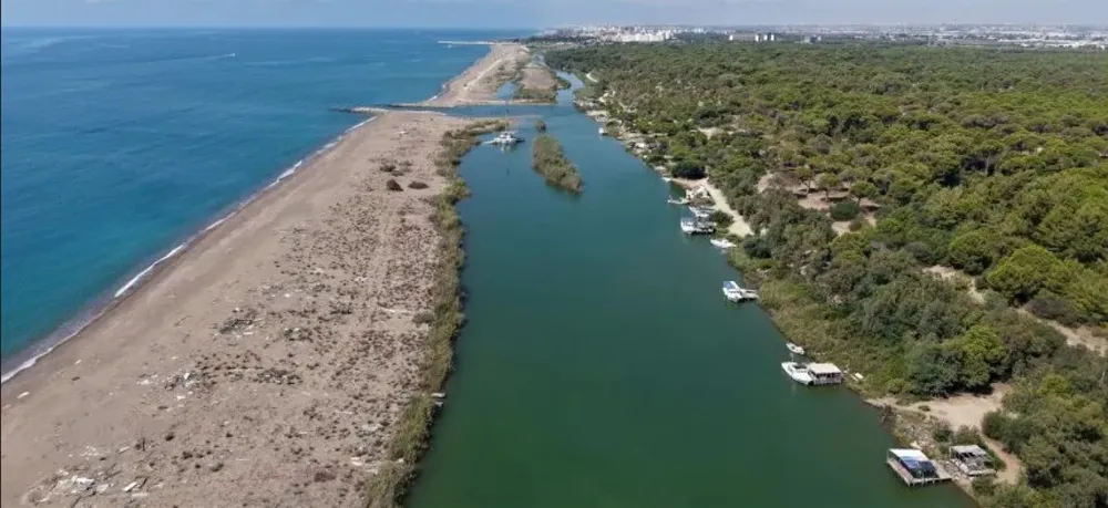 İDDİALARA CEVAP.. ANTALYA KUMKÖY’DE YANAN ALANLARA OTEL DEĞİL ‘HALK PLAJI’ YAPILACAK