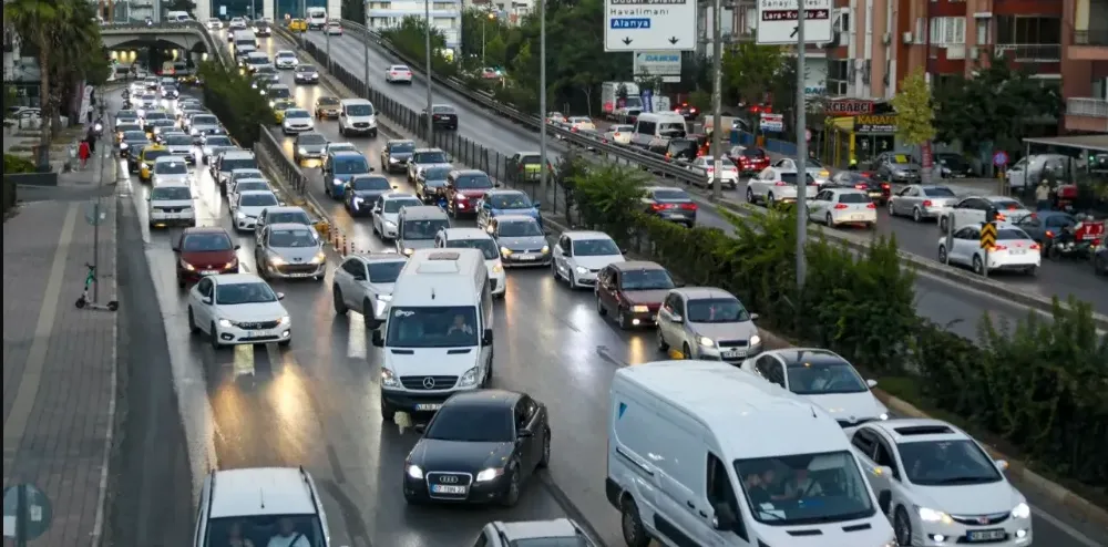 ANTALYA’DA TRAFİK KİTLENME NOKTASINDA VATANDAŞ İSYANLARDA