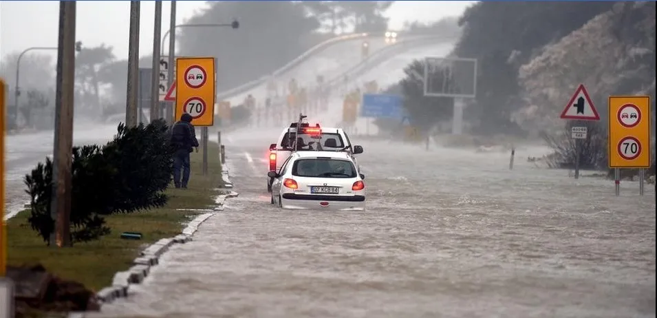 METEOROLOJİ VE VALİLİK UYARDI.. ANTALYA’DA 3 GÜN FIRTINA VE SAĞANAK VAR