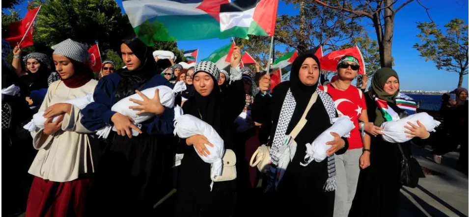 DENİZDEN TEKNELER DE EŞLİK ETTİ.. BİNLERCE ANTALYALI GAZZE İÇİN YÜRÜDÜ