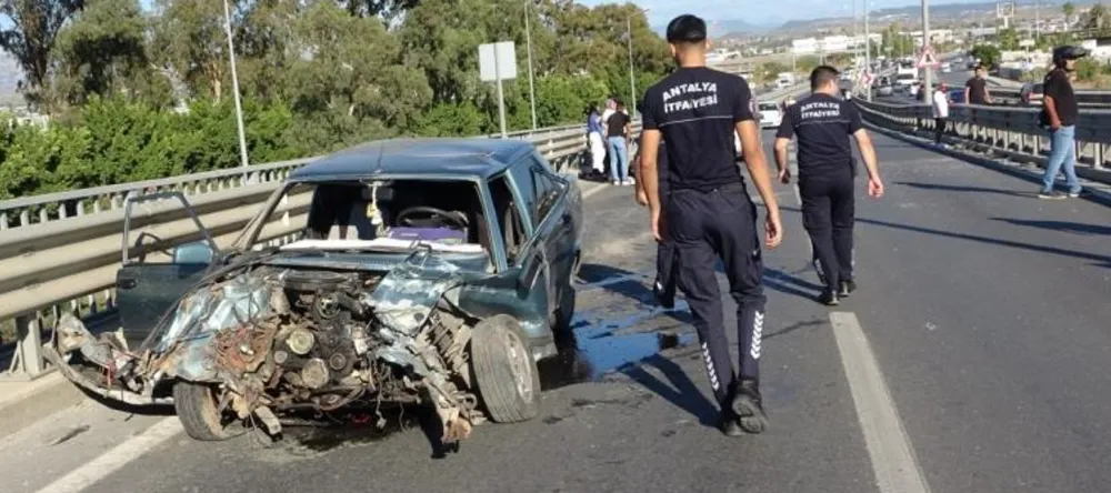 BARİYERLERE ÇARPAN TOFAŞ HURDAYA DÖNDÜ.. PARÇALARI BİR SÜRÜCÜYÜ DE YARALADI