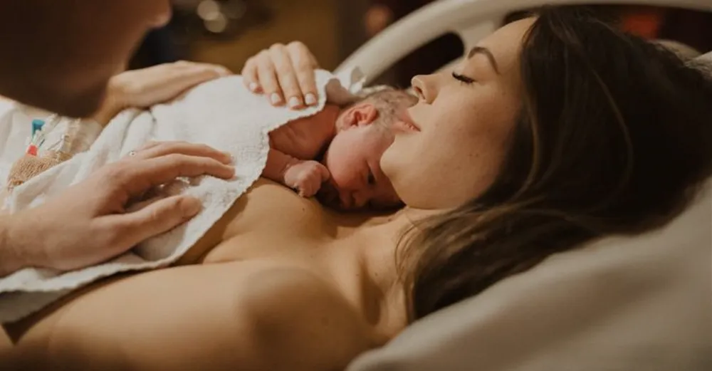 KANGURU BAKIMI.. PREMATÜRE BEBEKLERDE YAŞAM KAYBINI AZALTIYOR