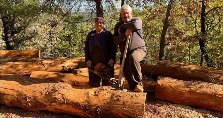 ATA MESLEĞİ.. KARI-KOCA 35 YILDIR ORMANLARDA DAMGALANAN AĞAÇLARI KESİYORLAR