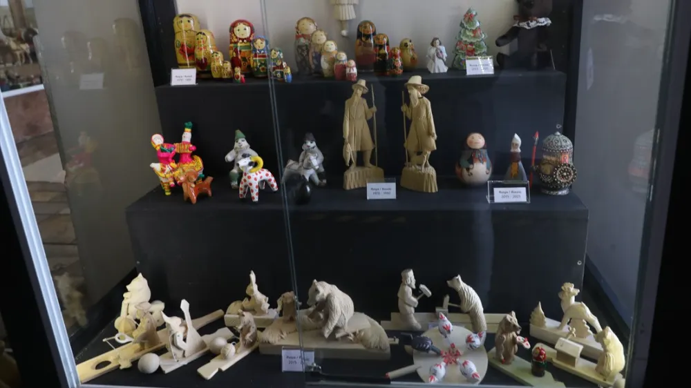 RUS SANATÇI ANTALYA OYUNCAK MÜZESİ’NE 33 PARÇALIK BAĞIŞ YAPTI