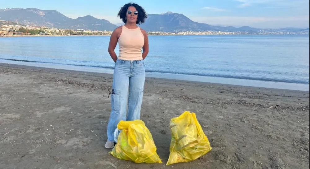 ALANYA’DA BİR ÖĞRETMEN SAHİLDE POŞET POŞET ÇÖP TOPLAYIP SOSYAL MEDYADA PAYLAŞIYOR