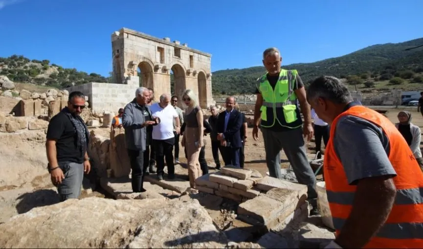 REKTÖR ÖZKAN PATARA ANTİK KENTİ’NDEKİ KAZI ÇALIŞMALARINI İNCELEDİ