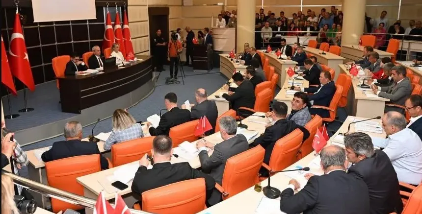 CHP VE AK PARTİ’Lİ ÜYELER KAPIŞTI.. KEPEZ MECLİSİ’NDE İMAMOĞLU GERİLİMİ