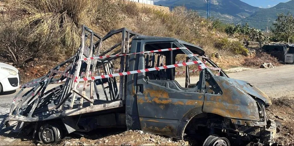 ALANYA’DA ALEV ALEV YANAN MUTFAK TÜPÜ YÜKLÜ KAMYONET KÜLE DÖNDÜ