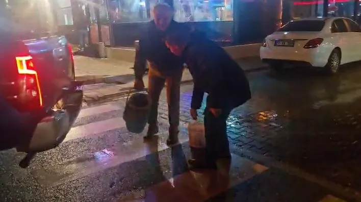 BURASI ALANYA.. BELEDİYE GELMEDİ YOLDA OLUŞAN ÇUKURLARI ESNAF KAPATTI