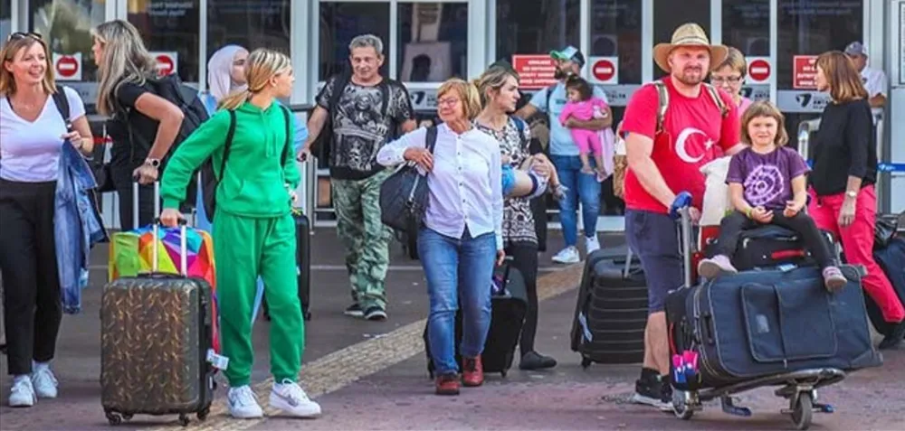 ANTALYA TURİZMİNDE EN İYİ SONBAHAR.. UKRAYNALI TURİST SAYISI YÜZDE 23 ARTTI