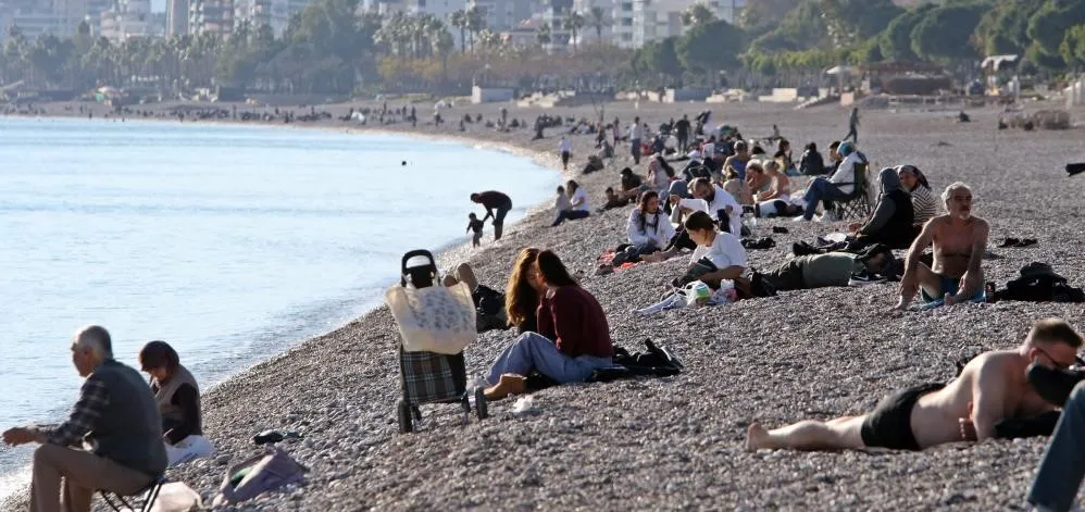 ANTALYA’NIN ‘ARALIK’ ÖZETİ.. ‘AKŞAM SOBA YAKTIK GÜNDÜZ GÜNEŞLENİYORUZ’