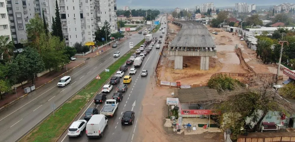 ANTALYA’DA YAPIMI DEVAM EDEN UNCALI KÖPRÜLÜ KAVŞAK İNŞAATI PİDECİYE TAKILDI