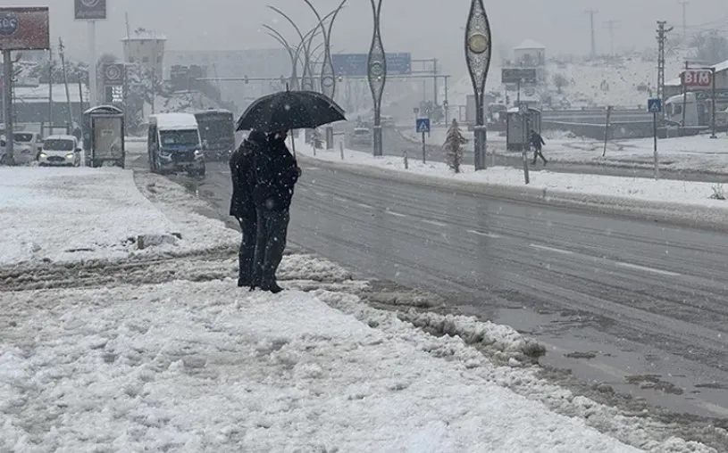 HAVA SICAKLIĞI SERT DÜŞÜYOR.. BİRÇOK KENT YOĞUN KAR YAĞIŞINA TESLİM OLDU