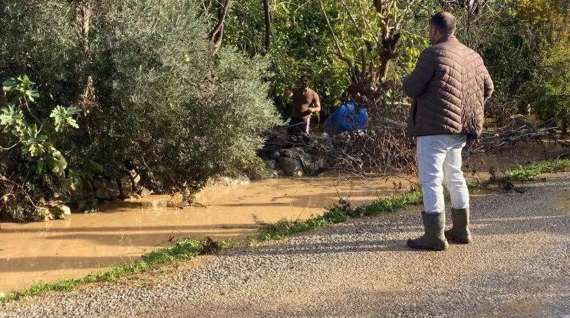 ALANYA’DA YOLLAR SEL NEDENİYLE KAPANDI.. BELEDİYE GELMEDİ MUHTAR AÇTI