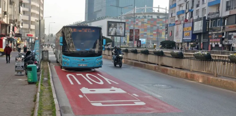 BİR ŞOFÖRÜN İSYANI.. ‘ANTALYA’DA SAĞ ŞERİT UYGULAMASI TRAFİKTEKİ SIKINTIYI ARTTIRDI’