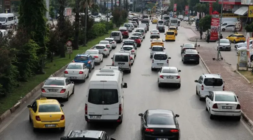 ANTALYA’NIN KAOSA DÖNEN TRAFİĞİNDE BU DEFA SOL ŞERİT İSYANI VAR