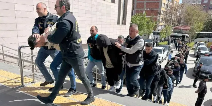 DİJİTAL ÇETE.. ANTALYA DAHİL 24 İLDE 144 KİŞİYİ DOLANDIRMIŞ