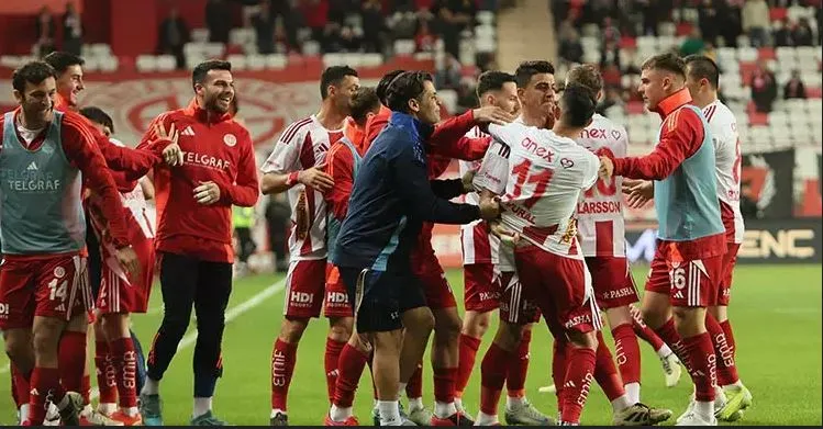 ANTALYASPOR SAMSUNSPOR’U 2-1 YENDİ.. ALTIN YEDEK GALİBİYETİ GETİRDİ