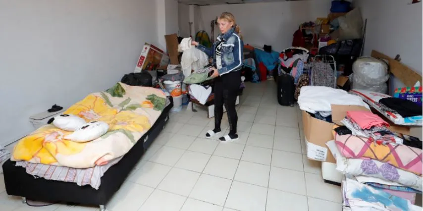 EVİNİ KİRAYA VERDİ.. ŞİMDİ AYNI APARTMANIN BODRUMUNDA YAŞIYOR