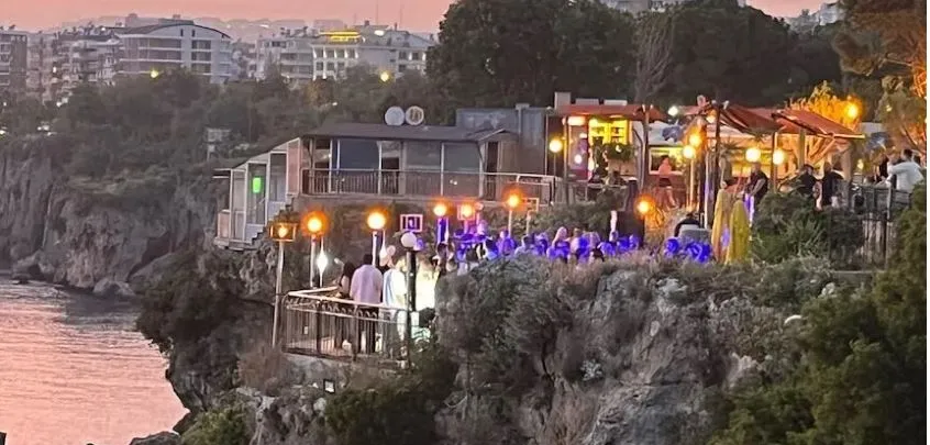 MURATPAŞA BELEDİYESİ SEYREDİYOR.. ANTALYA’DA PARKTA MÜZİKLİ MEKÂN İŞKENCESİ